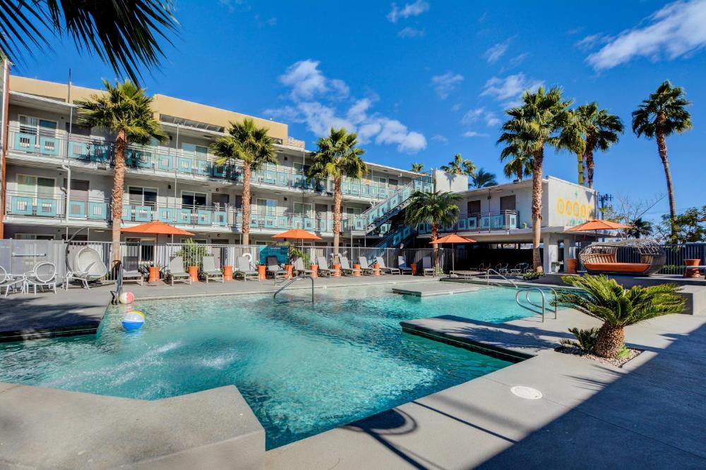 Poolside Queen  interior